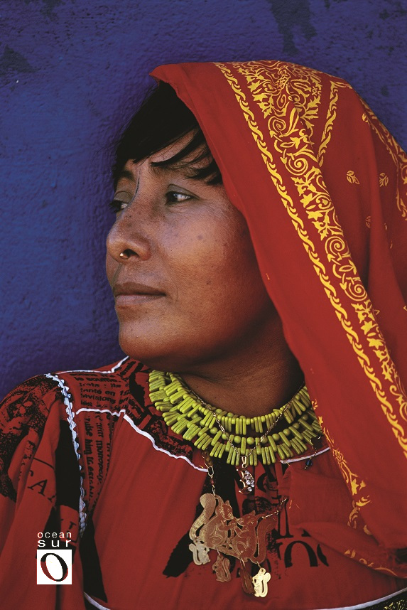Mujer cuna con vestido tradicional.