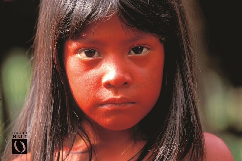 Indigena con el rostro cubierto de Urucum