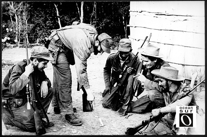 Fidel dibuja en la tierra detalles tácticos para una maniobra de combate