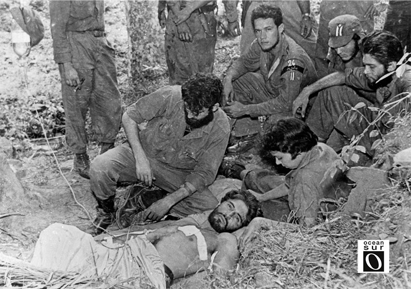 El médico Fernández Mell atendiendo a los heridos durante la Batalla de Santa Clara