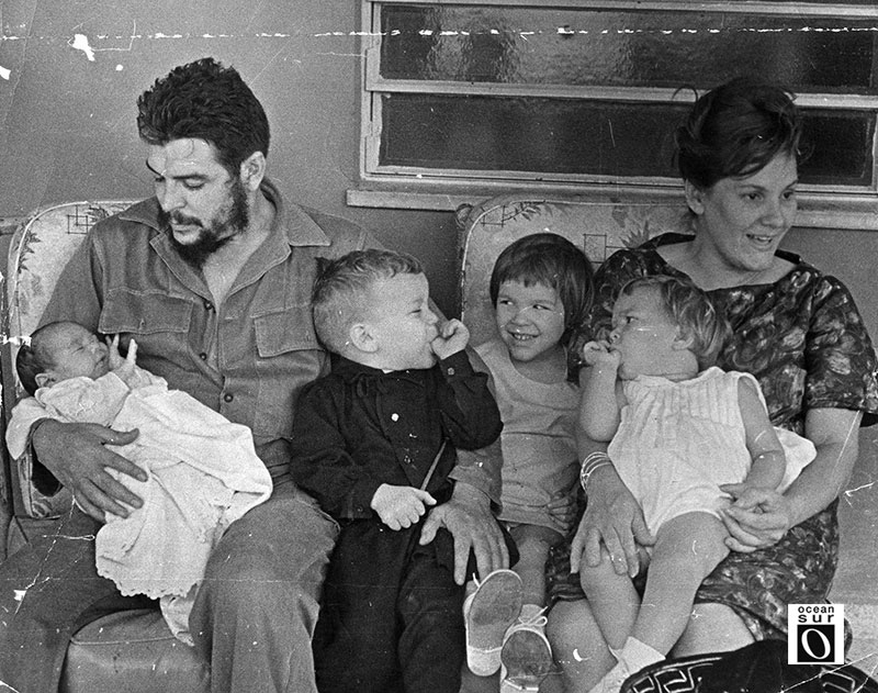 Marzo de 1965, en el portal de su casa en Nuevo Vedado, antes de su partida para el Congo.